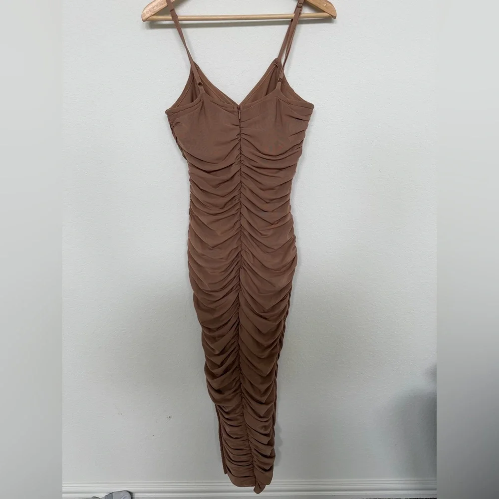 Elliatt Pippa Dress, Nude/Mocha Size M Ruched Bodycon Midi Dress - Picture 4 of 8